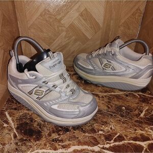 Skechers women's Shape-ups walking toning shoes sneaker size 7.5.  411